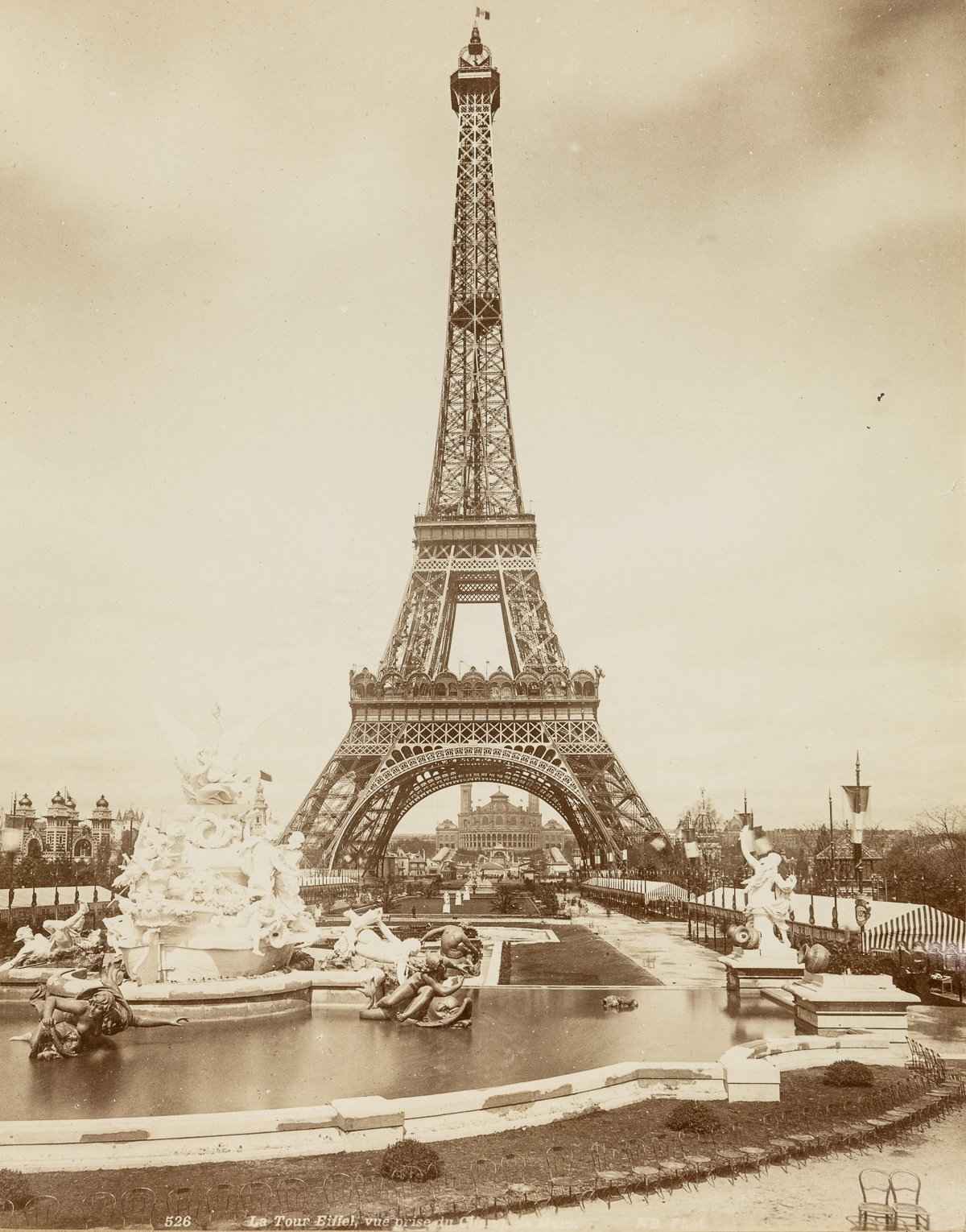 A Torre Eiffel vista do Champ du Mars