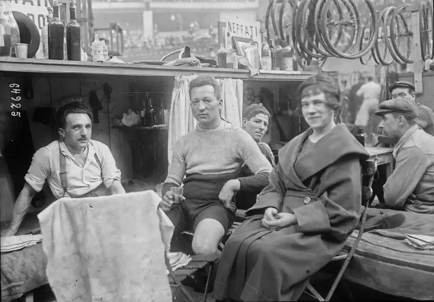 Ciclistas 1920s Paris